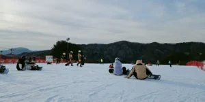 스노우보드를 타려고 준비하는 사람들